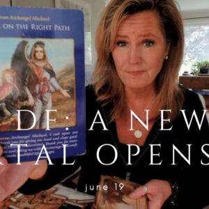 Your Daily Tarot Reading : A New Portal Opens Up For Divine Feminine - Will You Step Through?